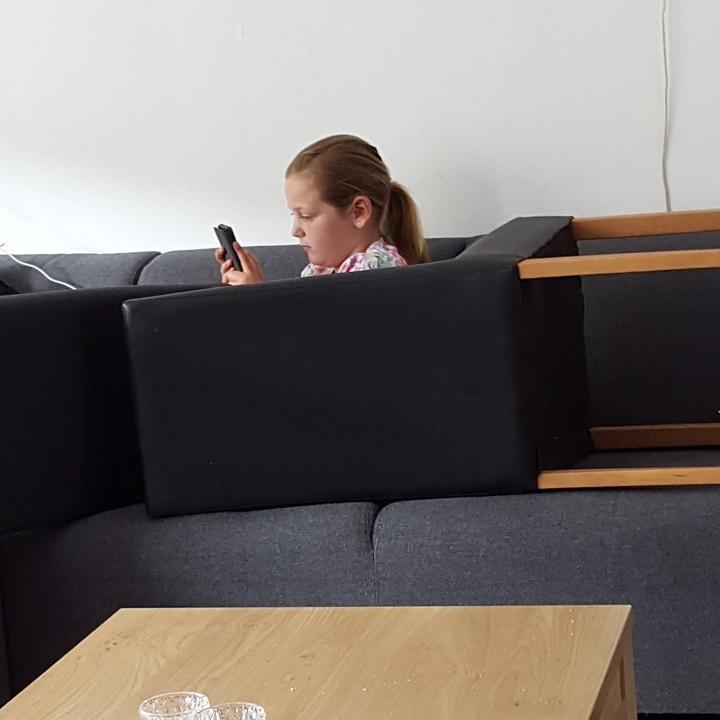 lenievanbommel's tweet photo. Dagje vervelen op de bank met mobiel http://t.co/AkmA36Fyxq