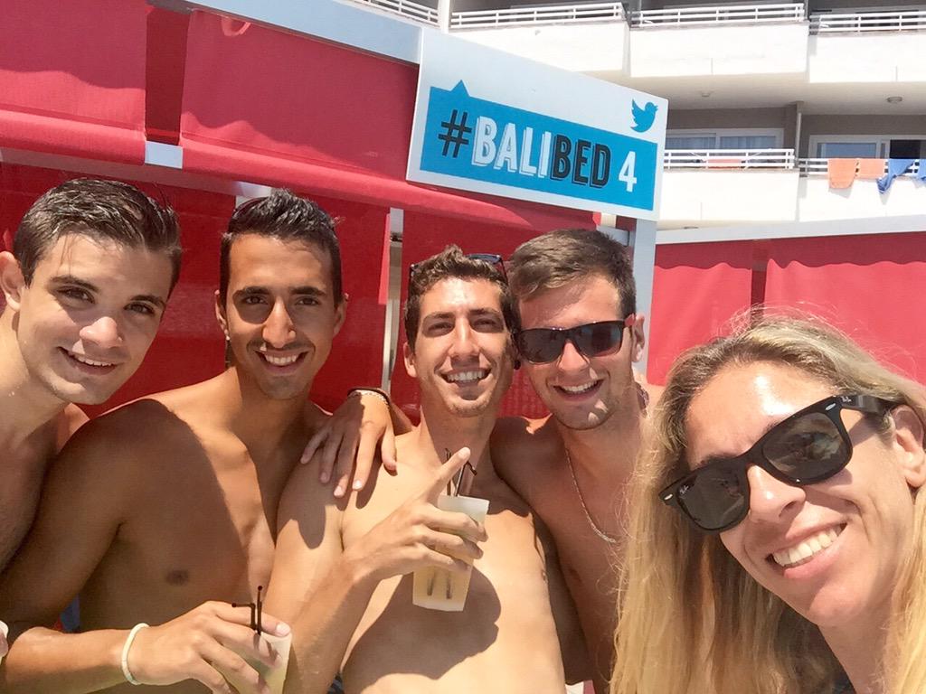 SolHouseCalvia's tweet photo. #Solhouselfie con los simpáticos @alejandronolose @Dieguito__91 @guerritaG2 y @Weleloable en #Balibed4 😎👍🏼#Socialwave http://t.co/oY4R5dAChM