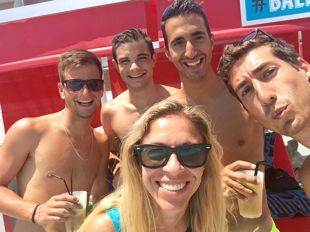 SolHouseCalvia's tweet photo. #Solhouselfie con los simpáticos @alejandronolose @Dieguito__91 @guerritaG2 y @Weleloable en #Balibed4 😎👍🏼#Socialwave http://t.co/oY4R5dAChM