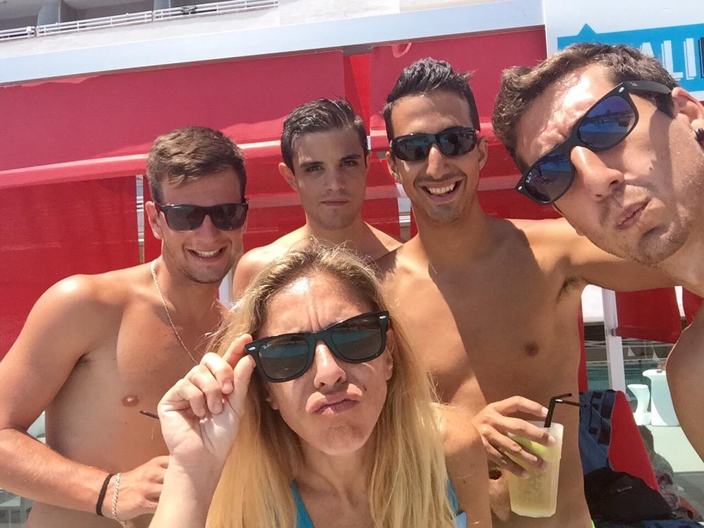 SolHouseCalvia's tweet photo. #Solhouselfie con los simpáticos @alejandronolose @Dieguito__91 @guerritaG2 y @Weleloable en #Balibed4 😎👍🏼#Socialwave http://t.co/oY4R5dAChM