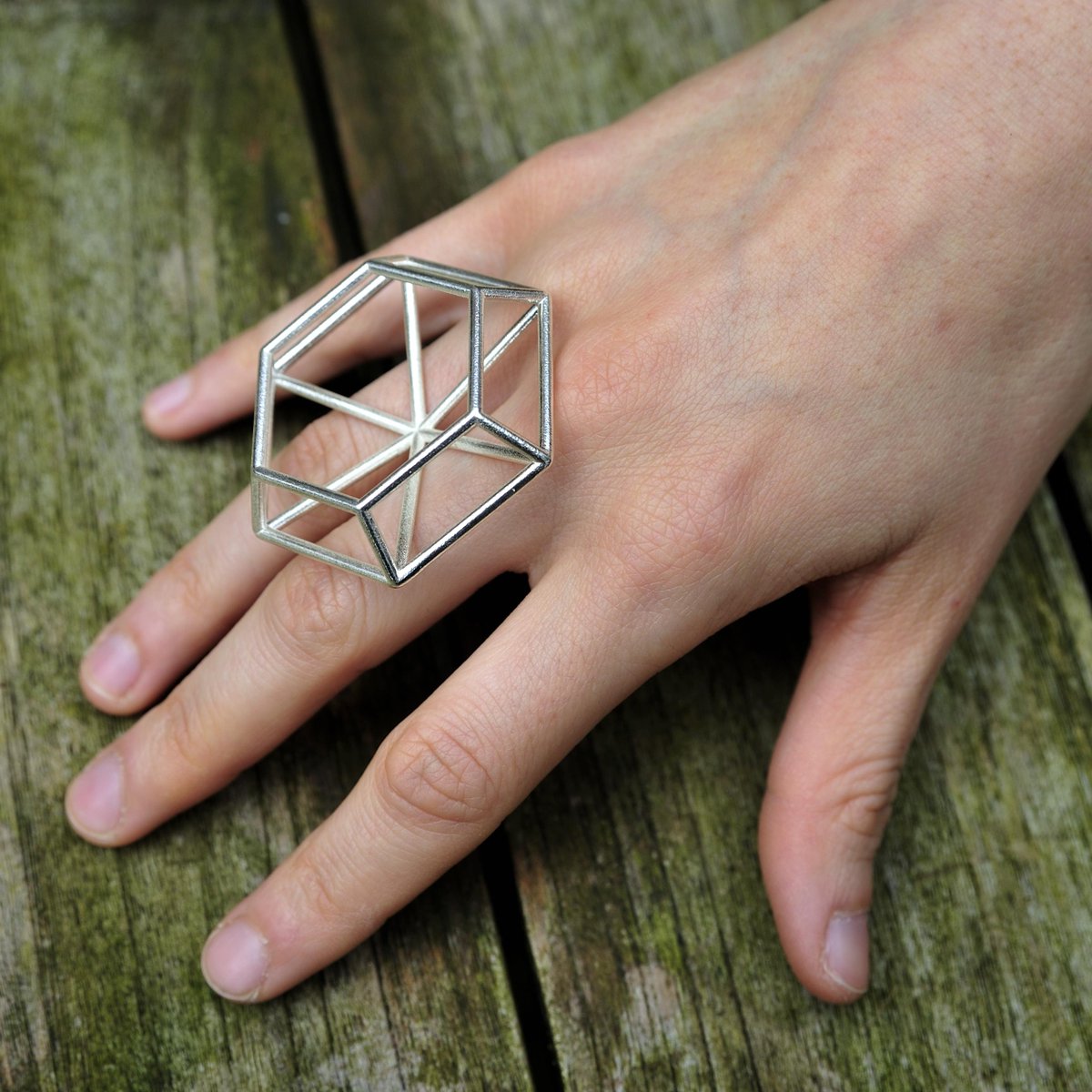 slooproducts's tweet image. Our new #minimalistic #geometric wireframe diamond ring. #jewelry buff.ly/1O9Mul8