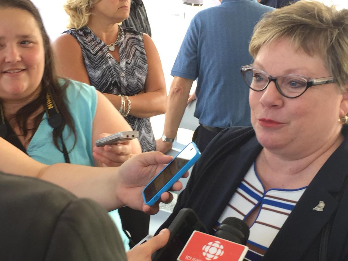 La ministre Francine Landry reconnaît que la pression est maintenant sur les épaules du gouvernement provincial.