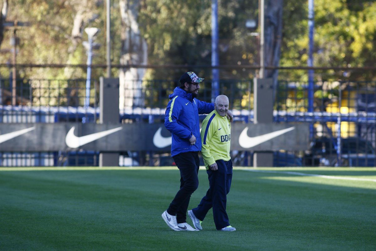 BocaJrsOficial's tweet photo. Antes de comenzar el ensayo de hoy, estuvo presente Daniel Osvaldo quien pasó a saludar al plantel. http://t.co/O58SuG6yV1