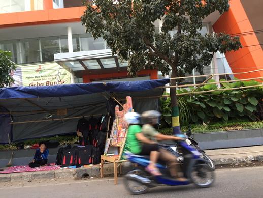 efidewa's tweet photo. K'emil geura nih batur cape bikin taman seenaknya aja PKL pasang tenda payuneun,jl.terusan jkt antapani@ridwankamil http://t.co/YImHKdY04G
