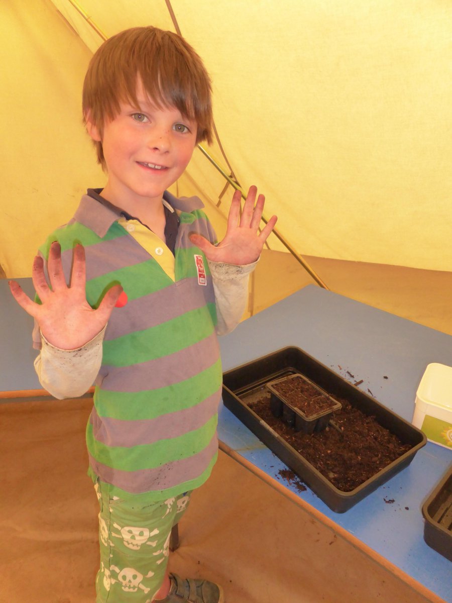 AlmondValleyHC's tweet photo. #SowingSeeds and #GettingGrubby - #GardeningIsFun! http://t.co/4mcrkI0tbH