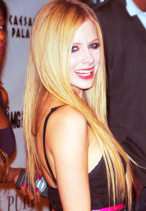 92Molotkov's tweet photo. What do you love most about Avril Lavigne? http://t.co/ReqPx7fNtJ
