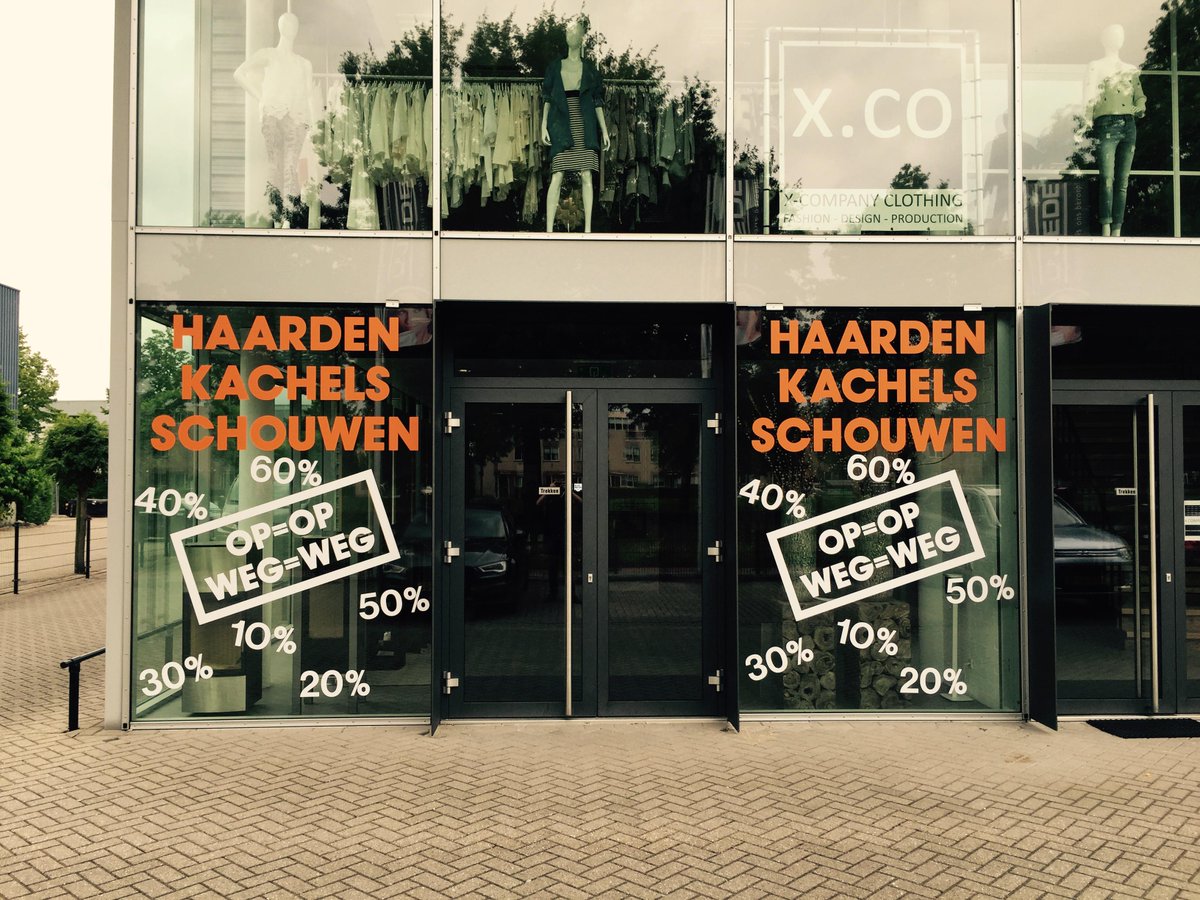 HaardenDesign's tweet photo. Het is zover! De uitverkoop is officieel van start gegaan vandaag.
De gevel is mooi beplakt door @MeesReclameBV! http://t.co/XhZqg6cosY