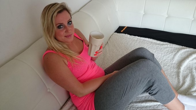 Erstmal sch&ouml;n einen Kaffee trinken. Was treibt ihr bei dem Mistwetter? http://t.co/lkvCkytxkC<a href="/tag/camgirl"class="tags"><span>#camgirl</span></a>