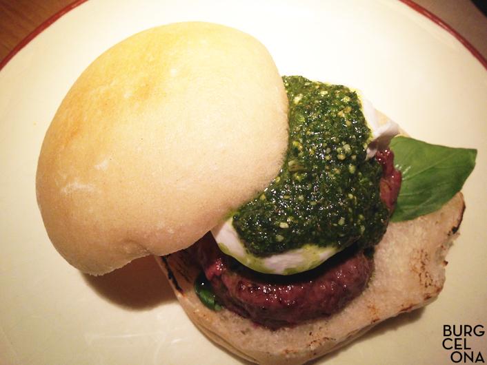 Burgcelona's tweet photo. La Fresca, una #burger de @laburgbcn que no podía faltar en la guía de #hamburguesas de #Bcn http://t.co/SpESxyn1Nb http://t.co/1JNt1FkwzB