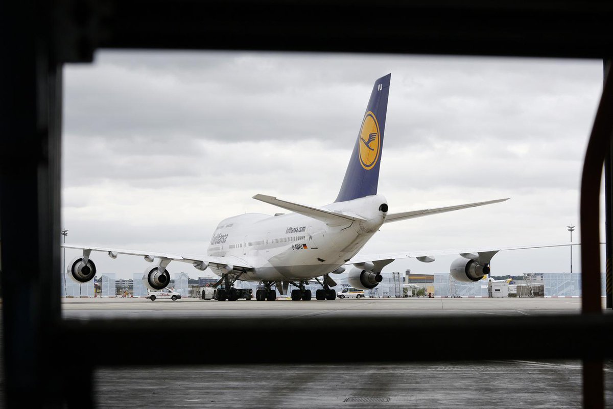 lufthansa's tweet photo. Oh, what’s happening here? #SecretOperations - Just stay tuned! #HangarSecrets #DABVU #B747 http://t.co/iumQquukAa