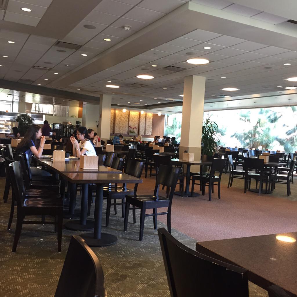 JessEvora's tweet photo. Feast always has the most relaxing music. #UCLADining @UCLA #GreatMeal http://t.co/WONskUFo6E