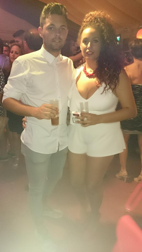 MartaJuanFran's tweet photo. Y de mi feria a la tuya peque @xanomorenoooo  #fiesta #feriadealmonte2015 #noche #viernes #blanco #disaronno #Barcelo http://t.co/I2DT7rSb22