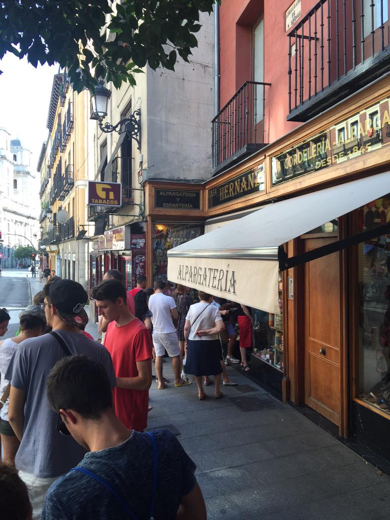itziar_ochoa's tweet photo. Cuando hay que hacer cola para comprar alpargatas.... #Hernanz #Madrid #tradición http://t.co/yxNHN0lkZG