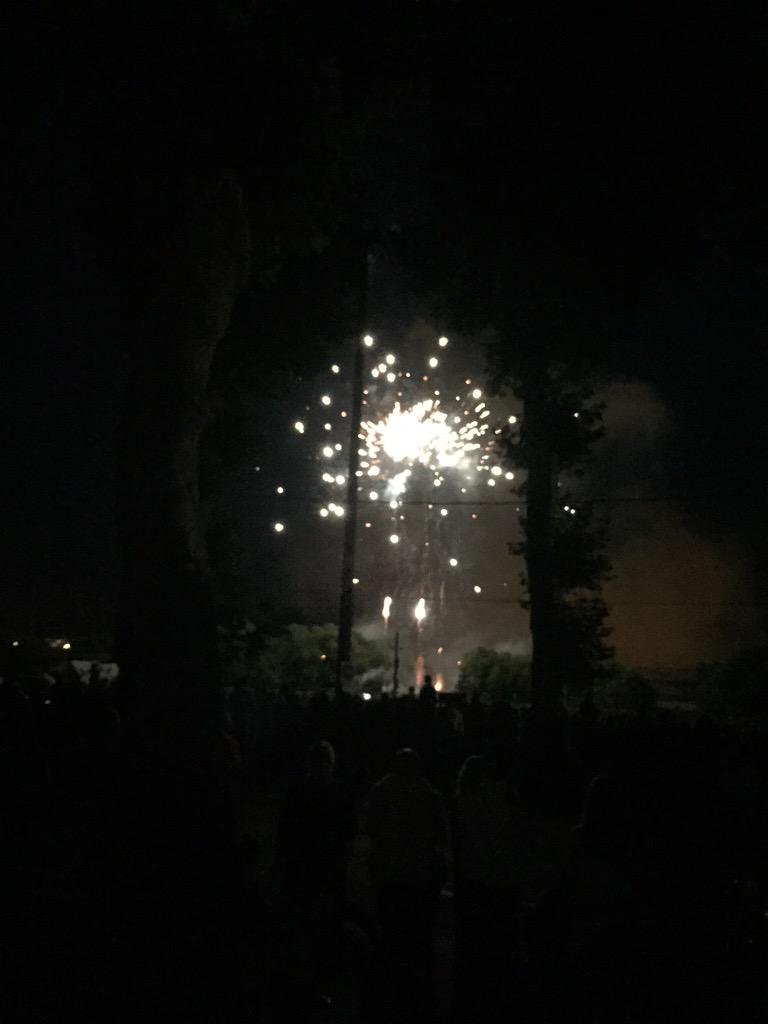 Tthomas_T's tweet photo. Merci @a_saint_quentin pour ce feux d'artifice #14juillet http://t.co/Azp2Fu63Co