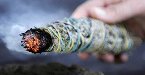 SMUDGING cleans the air... in every way! goo.gl/nV5Bq6 #smudgedontjudge #wellforculture #nativewellness
