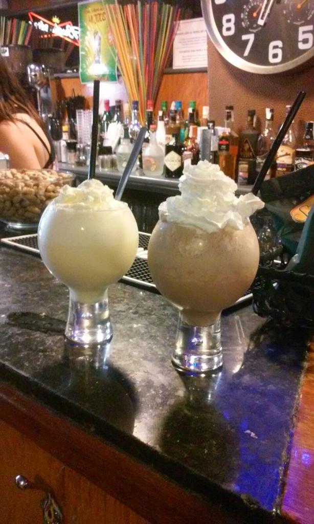 JaNiiiiRe's tweet photo. Para endulzar las tardes de buen tiempo batidito natural en la terraza del #Fissions @vanesa11e @AngelangelAnmty http://t.co/ie3wxFvy2t