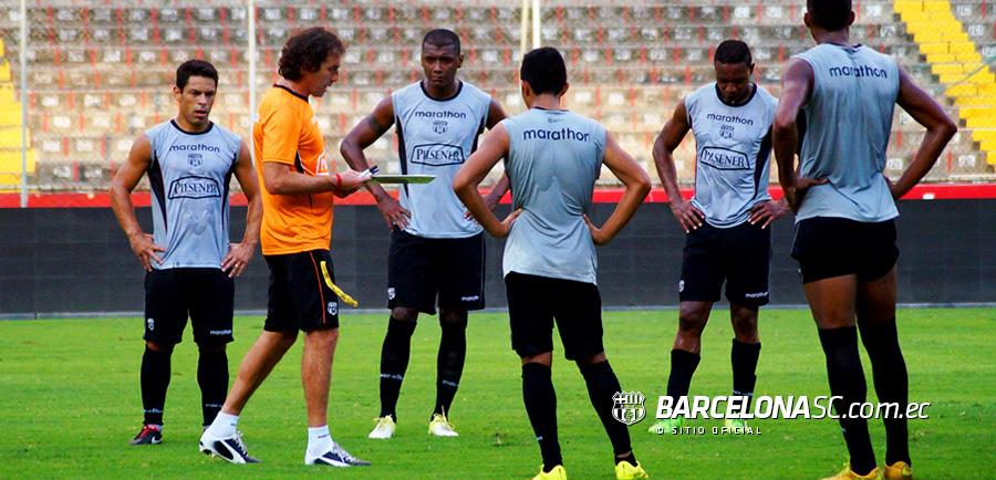 idoloTV's tweet photo. ¡CAMBIO RADICAL! 
Almada cambio los menús en la concentración de Barcelona
AQUÍ--->http://t.co/X4Vy8eZPJG http://t.co/oOw2pQruOG