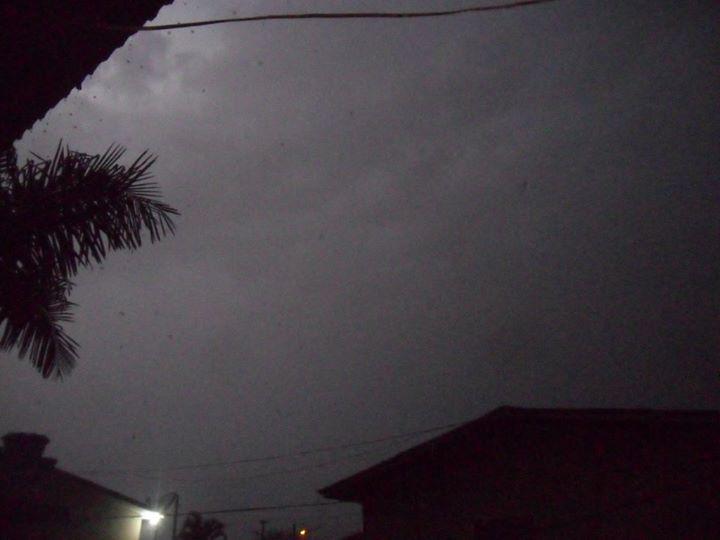 FArarangua's tweet photo. Trovoada e relâmpago madrugada de hoje @Climaterra @MeteoFloripa @LeandroPuchalsk @metsul http://t.co/2Y8UOeKigP