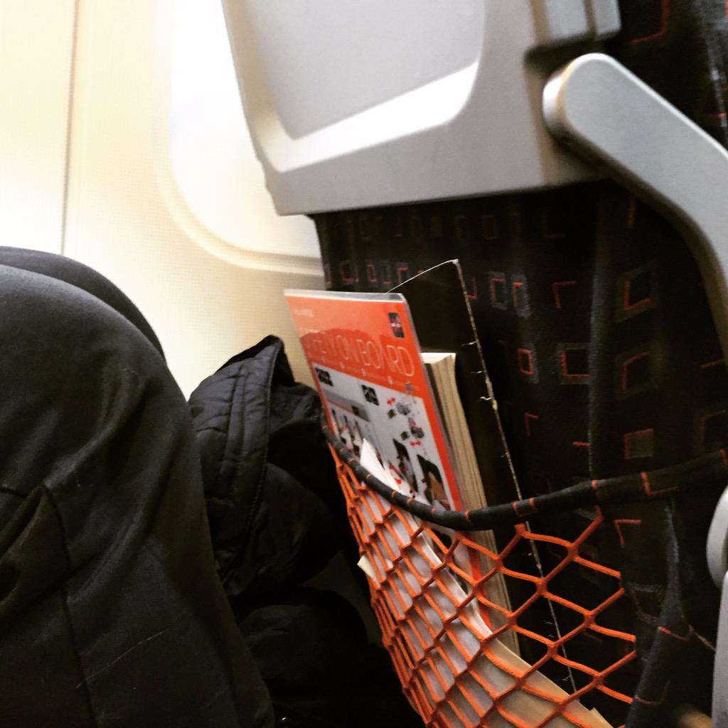 Wat zeurt iedereen toch altijd over beenruimte? :-) #PositiveTuesday #EconomyClass #NaarHuis