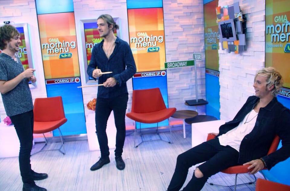 R5Family_PR's tweet photo. Ellington, Rocky and Riker in GMA ☀️ http://t.co/KLcIw80iXd