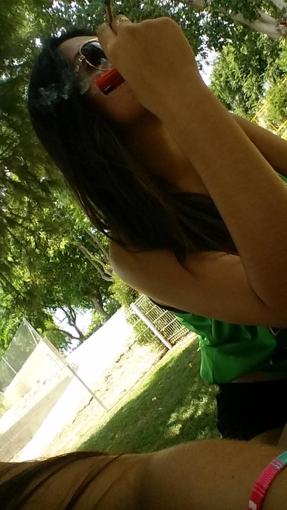 Guija99's tweet photo. Fuma i quema el mal 🍁🚬 http://t.co/bg5OnLErLk