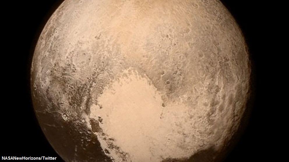ABC's tweet image. New Horizons has already made 5 discoveries after flyby, including the true size of Pluto: abcn.ws/1JfQBb7