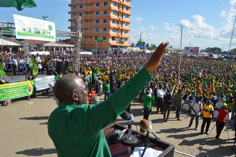 CCM's Presidential candidate  #DrJohnPombeMagufuli breezed into Dar es salaam today where he was introduced to public