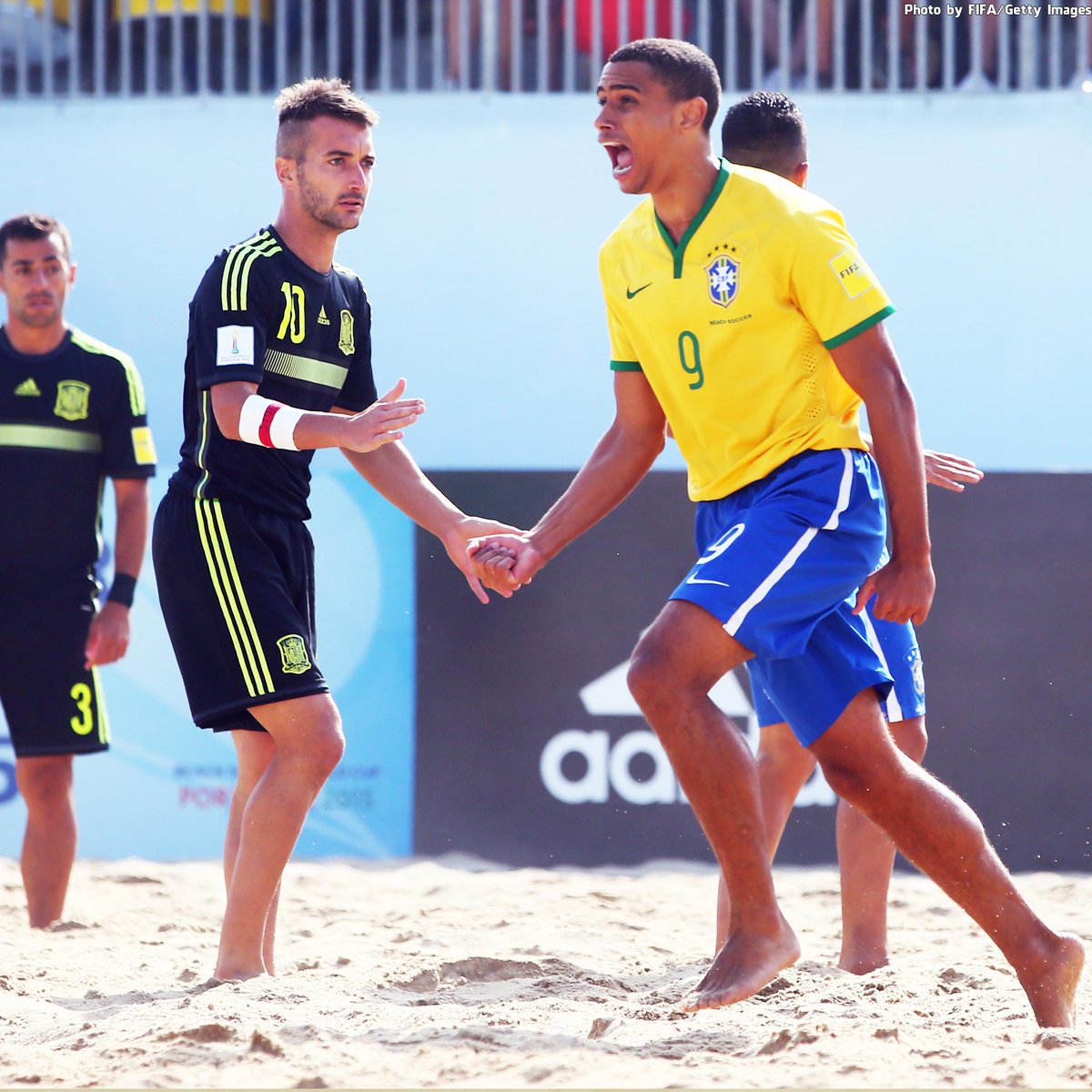 loja_botafogo's tweet photo. Com gols de #Rodrigo, atleta @BotafogoOficial, o @BrBeachSoccer venceu a Espanha por 2 a 1 e está nas 4ªs da Copa! http://t.co/ZV4Ax2EQNT