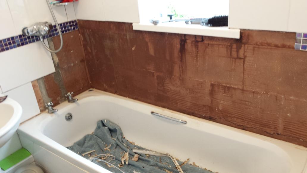 Pilgrimrich's tweet image. 5pm: I'll put a bead of silicone around the bath before tea.
7pm: I think we need a plumber and a tiler!! 😢 #diyhell
