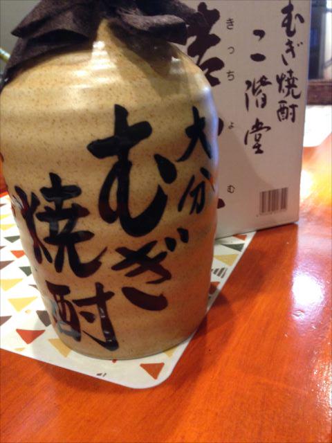 sl_curry's tweet photo. これ、こないだマヌージ三人目の子供が生まれたお祝いって常連さんがくれたよ！焼酎は大好物！とってもうれしいよー！ #北浦和 #カレー　http://t.co/mrPewuFL58