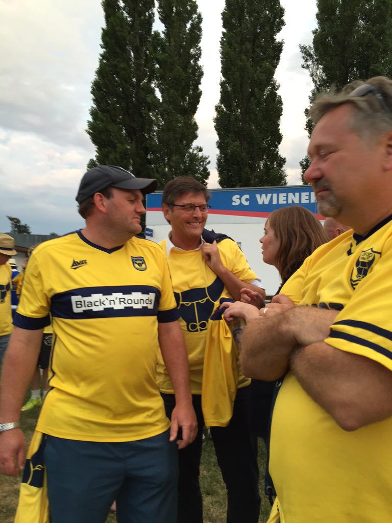 YellowArmyOUFC's tweet image. Great evening tonight, with 200+ Oxford United fans here for a special night #oufc #OUFCinAustria