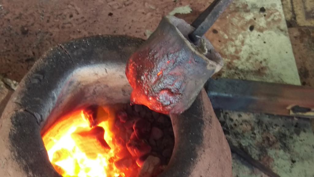 ScienceViking66's tweet photo. @Wilddogoutdoors #Moorforge Our dagger didn't go so well. We melted the clay crucible. #Experimental #Archaeology http://t.co/8Tn9JGlZYl