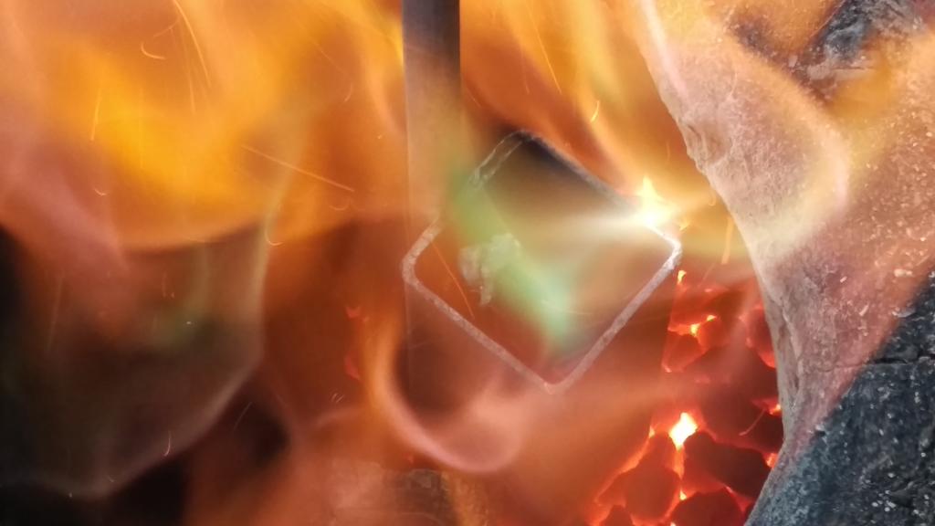 ScienceViking66's tweet photo. Melting the copper dragon with @Wilddogoutdoors & #MoorForge #Experimental #Archaeology http://t.co/Sva58fco5b