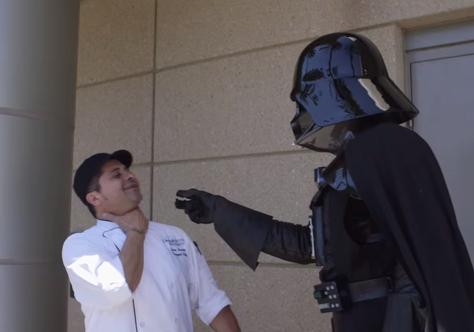 Iemand ging als Darth Vader voorbijgangers ‘force-choken’ #starwars # darthvader ow.ly/PzZTC