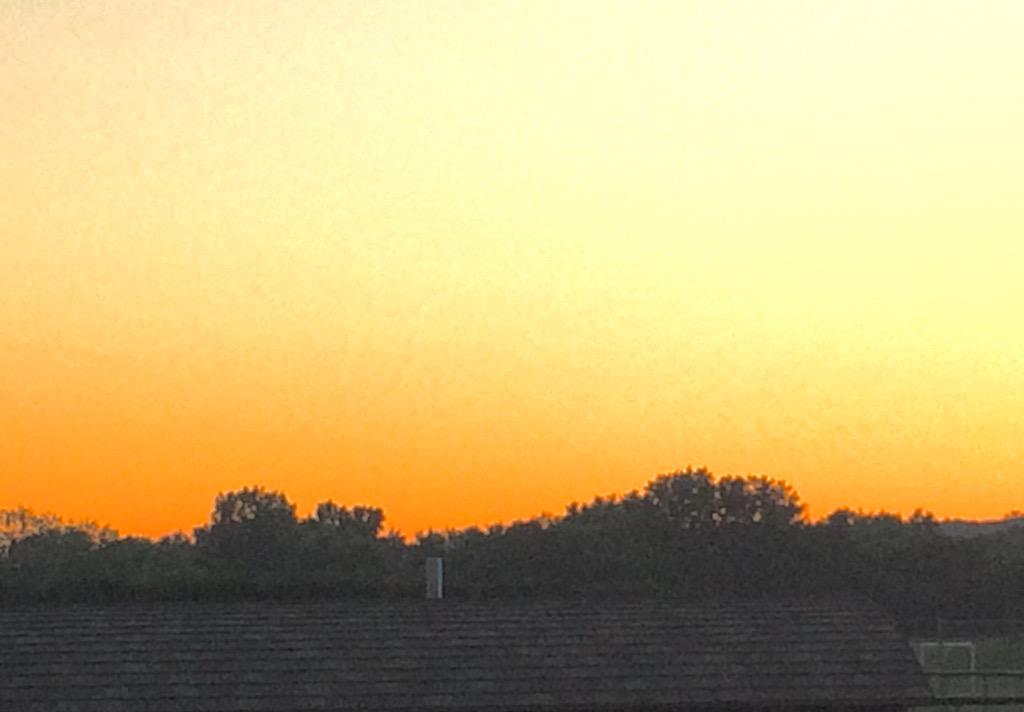 shopfodmap's tweet image. Summer night sunsets make me happy! #summersocial #walking @Aleias for my reward 😅