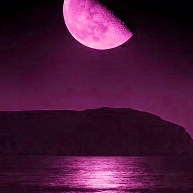 Одинокая луна розовая. Фиолетовая Луна. Розовая Луна. Лунный свет фиолетовый. Сиреневый закат.