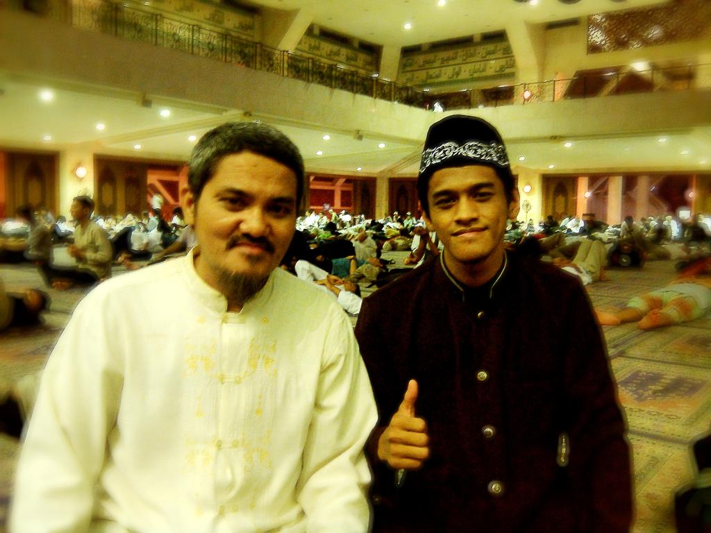 dhezun's tweet photo. Ngeksis bareng Ust @jonru . Oia Ust Perkenalin ane @dhezun. DM nomor hapenya dong tadz. Lupa minta smalem hehe http://t.co/tNDEQhL8lc