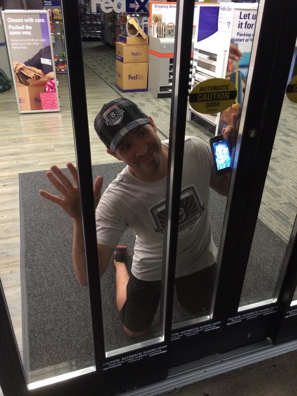ABC7NY's tweet photo. TOO FUNNY: Man gets locked inside #FedEx store, tweets as #FedExPrisoner: http://t.co/RYB3w0H5jy http://t.co/jY6H4d0J2D