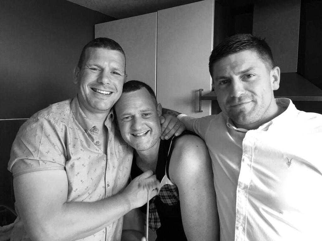 J00HNJ's tweet photo. @chris_irwin @Jameslowe1981 #Best Mates http://t.co/ujWv7nuOZ2