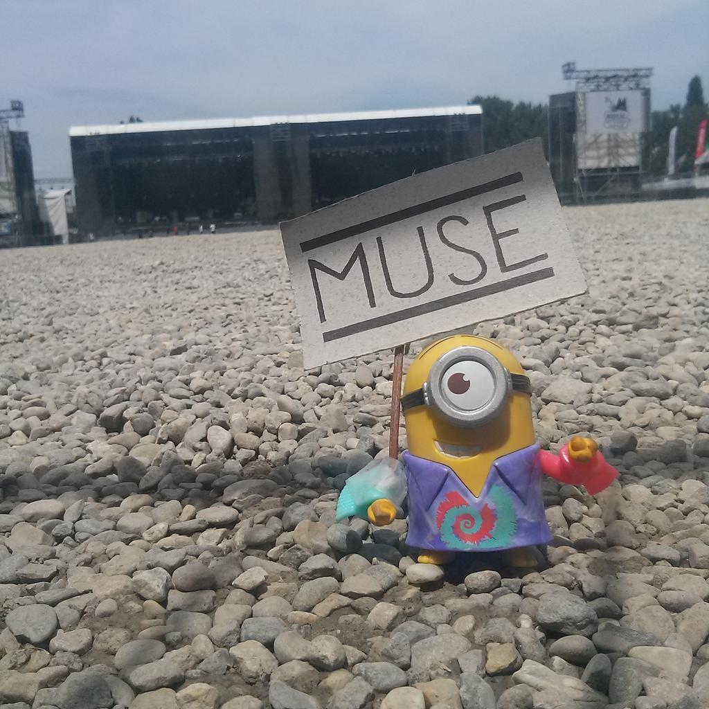 Thildama's tweet photo. Kevin a vu Muse. Kevin est content. Merci @musilac pour ces 4 jours de folie. On a vu Muse les gars quoi. http://t.co/voS1eEFoGi