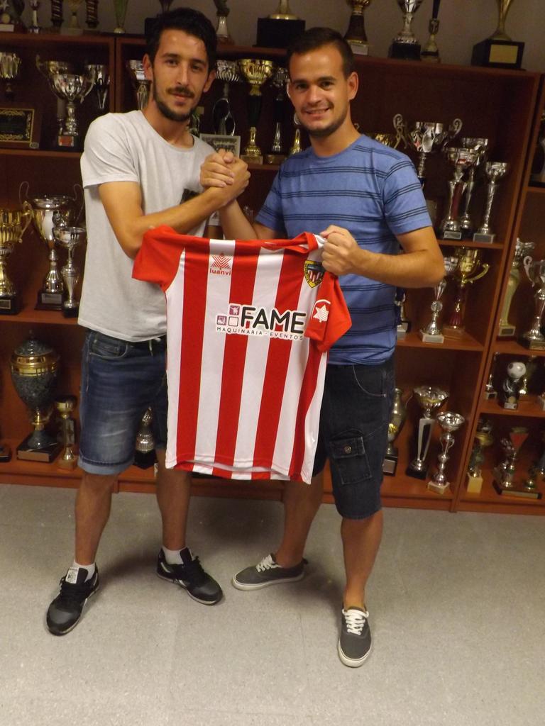 CDSanServan's tweet photo. RENOVADO! Jona defenderá un año más al Sanser, seguiremos disfrutando de su calidad con la rojiblanca. http://t.co/UqAZMG8N2Q