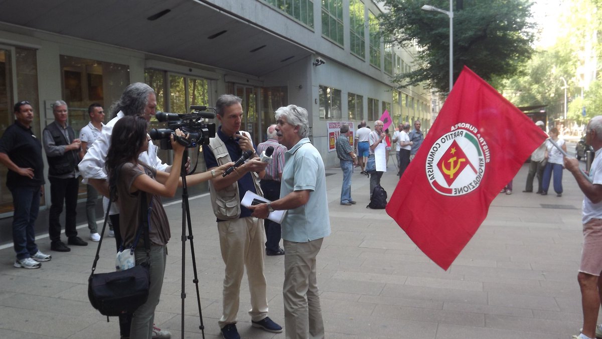 prc_lombardia's tweet photo. @AntonelloPatta segretario regionale @prc_lombardia speiga le ragione del presidio contro la #RiformaMaroni http://t.co/NGkNqRc3RF
