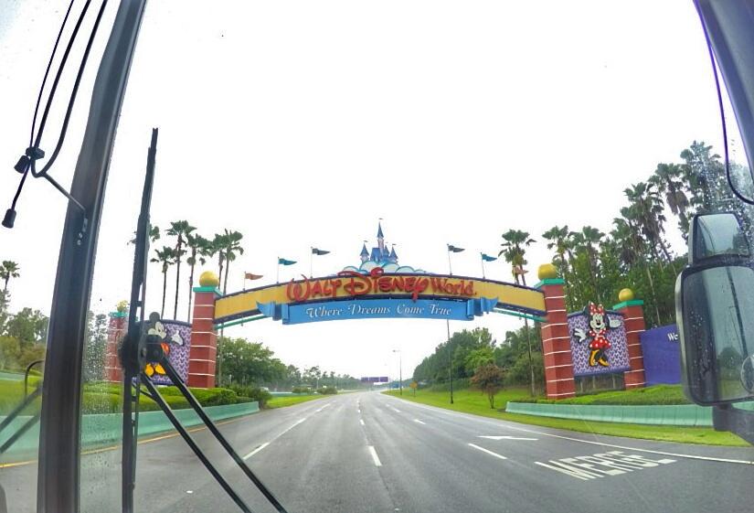 FIFTEENS15's tweet photo. Bienvenidas a Disney World!! #ElViajeDeTuVida http://t.co/0QrkwKLiD0