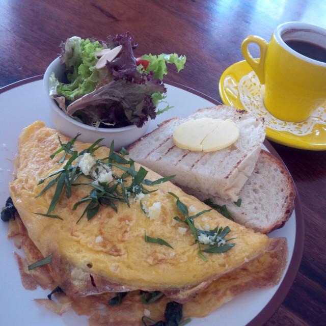 vivi_dr's tweet photo. Sun-dried tomato omlette #missbeegogreen @m1ss_bee http://t.co/di4OvCL9M6