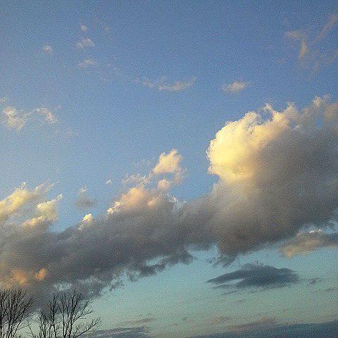 OldhamKY's tweet photo. Beautiful skies tonight. #clouds #sunset #goodnight #kentuckysky #oldhamky #glowing #bless… http://t.co/2ylFPzEm4b http://t.co/91ZiPAAm8Q