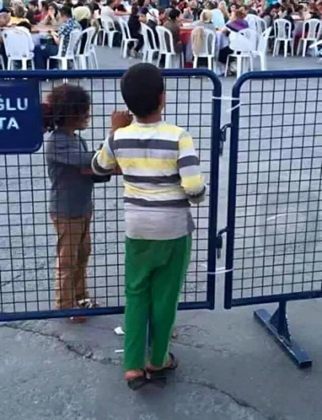 Değil bir ay, onbir ay tutsanız o mübarek orucunuzu genede açın halinden anlamazsınız..