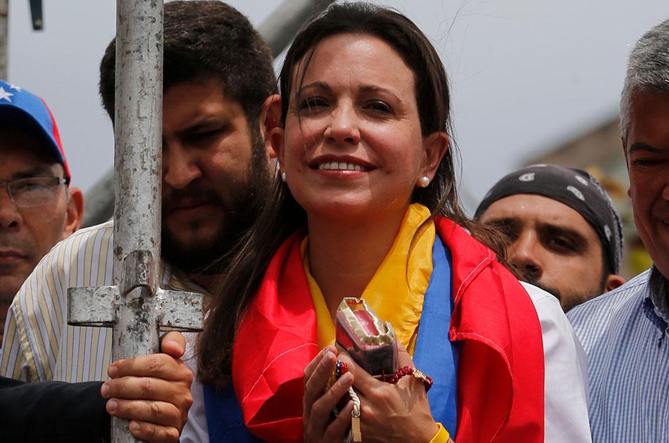 NoticiasCaracol's tweet photo. Inhabilitan en Venezuela a María Corina Machado para ejercer cargos públicos durante un año http://t.co/D2pHeditIc http://t.co/Mzbo5pDYnc