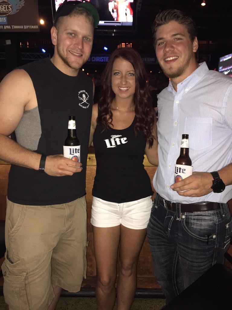 jack_theis's tweet photo. At @jergels tonight with @M2Third ladies &amp; @MillerLite #ItsMillerTime #PittsburghEntry http://t.co/6eAEFZTauq