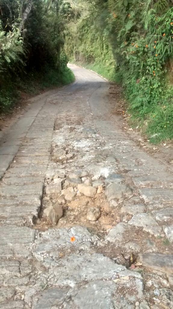 Luisa_Fernand's tweet photo. @ObrasMedellin Se necesita mantenimiento en las vías veredales, Santa Elena - Vereda Mazo - Sector Salado http://t.co/iSo1X1XYsl