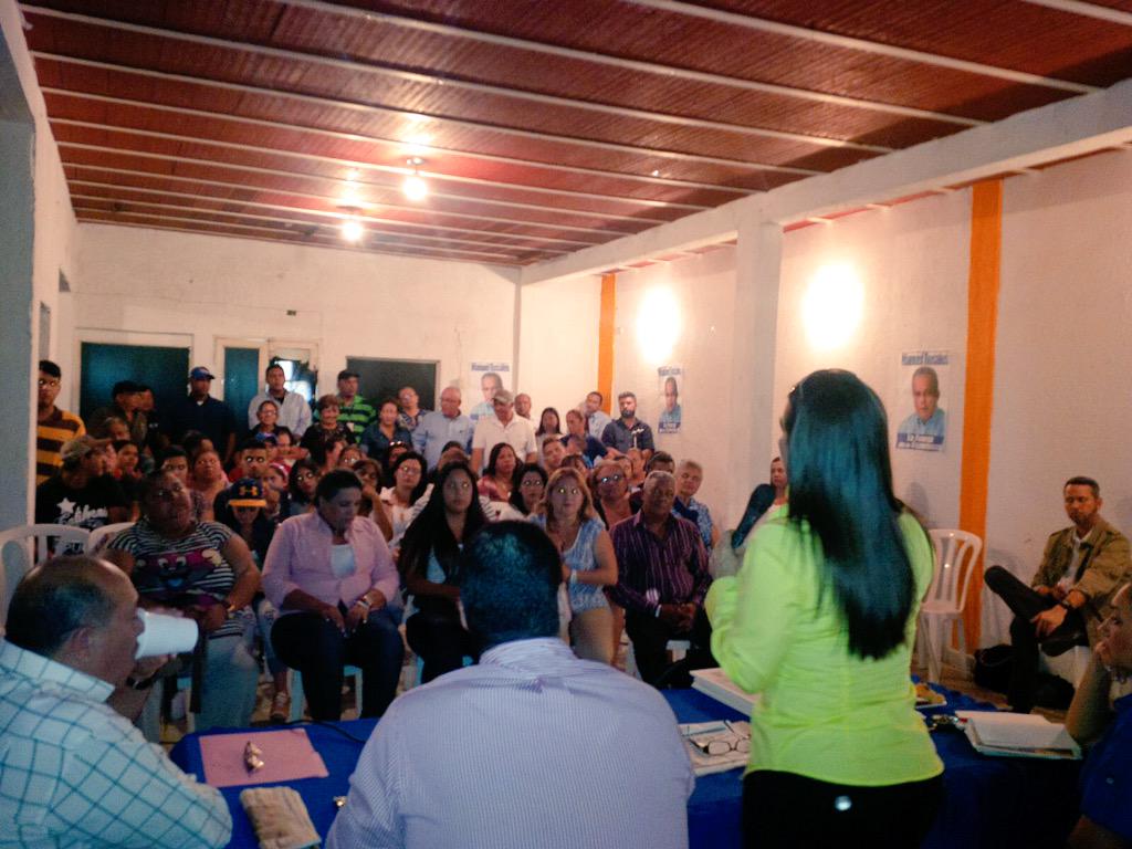 EvelingTrejo's tweet photo. Conversando y escuchando a nuestros dirigentes de la parroquia @UNTBolivar_ http://t.co/fI9mvmjEPa